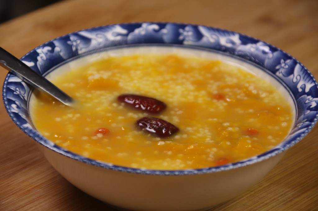 做小米南瓜粥时，多加这一步，小米粥浓稠又香甜，天凉了来一碗