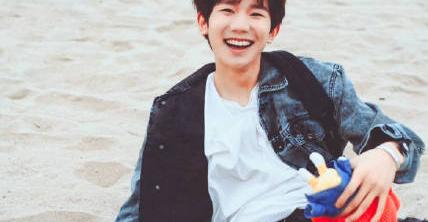 王源差点被台阶绊倒,王源一不小心绊倒自己系列