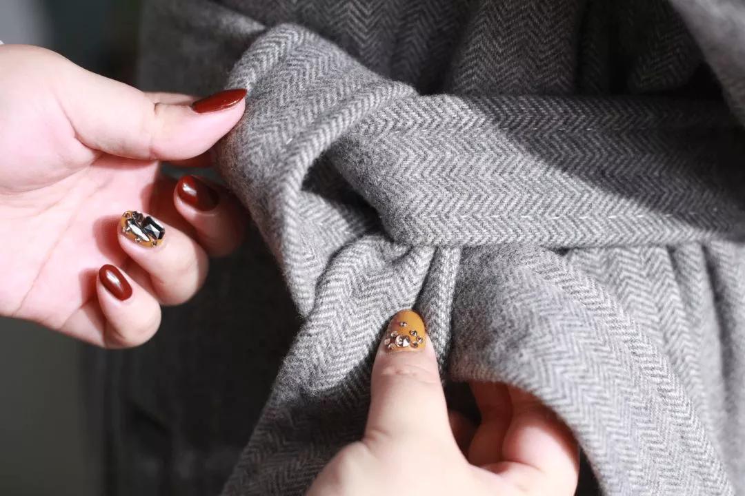 皮风衣腰带后面系法,风衣后面的腰带怎么系好看