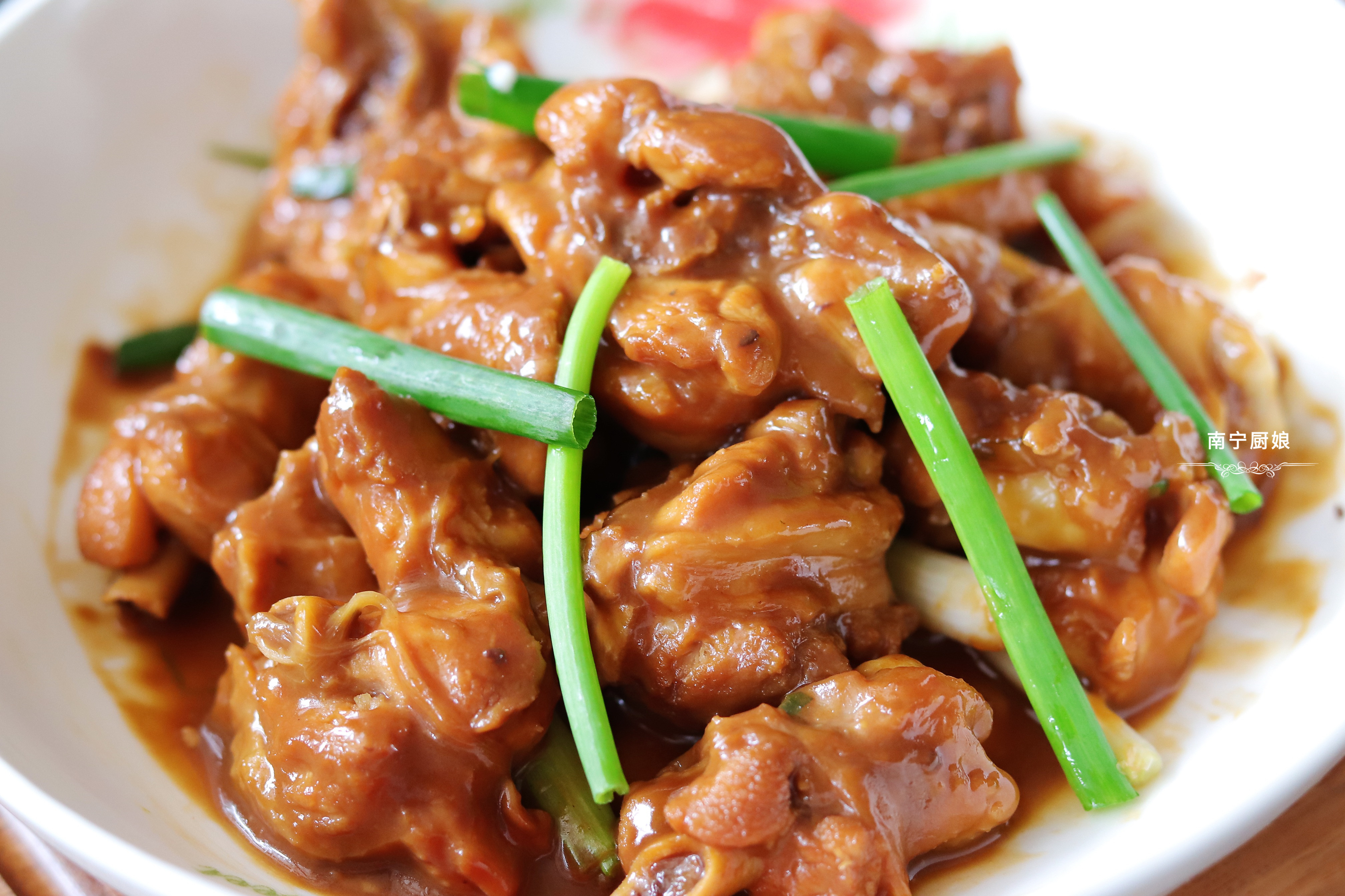 把鸡腿放进锅里煮一下,在电饭锅里焖鸡腿