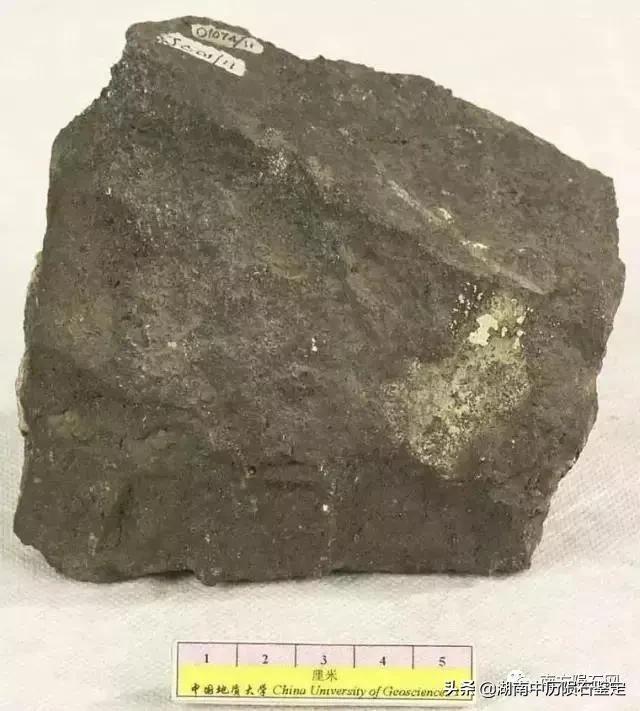 月球陨石与地球矿石的区别,月球陨石和矿石有什么区别