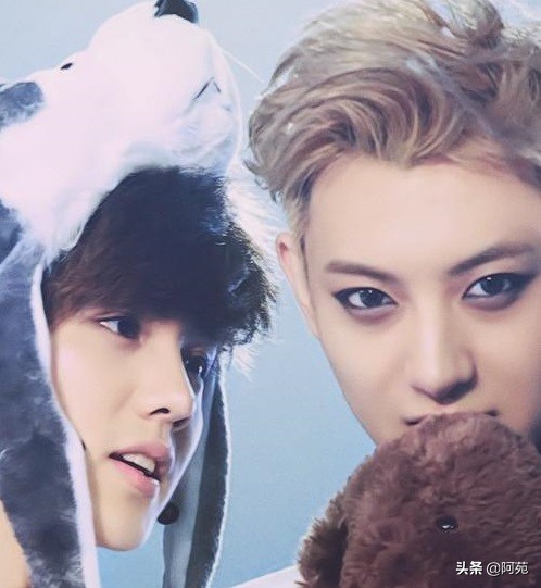 鹿晗足球颠球,鹿晗黄子韬踢锡纸足球