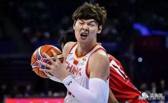 现在骂中国篮球的人，不是蠢就是坏