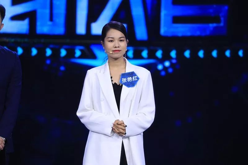 女选手主动“求抱抱”吓到主持人，“小幸运”能否在职场延续幸运？