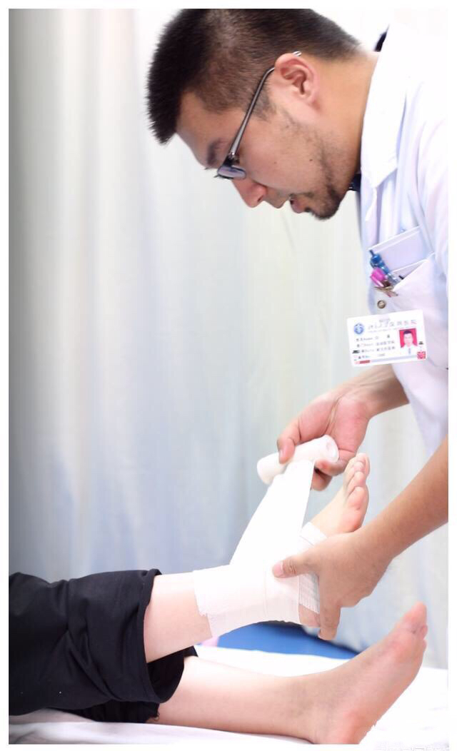 创伤绷带包扎的三种方法,受伤缠绷带的正确方法