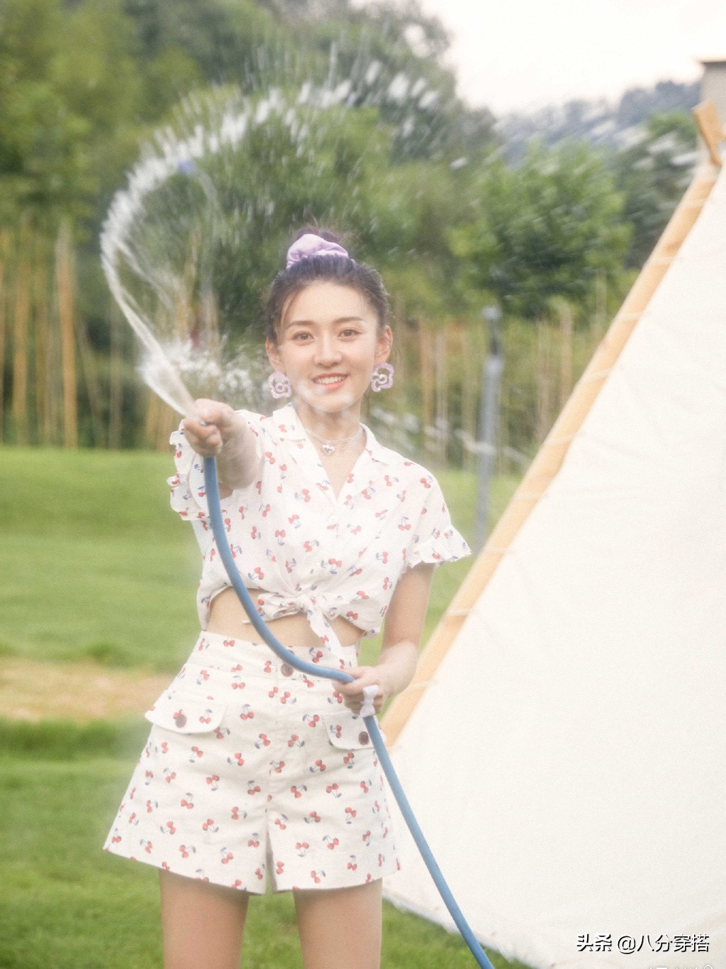 梁洁的穿衣风格,梁洁蓝色吊带裙