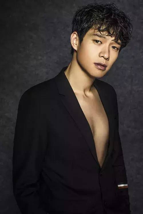 李现200斤未p照片曝光：你以为的腹肌男神，其实是自律狂魔