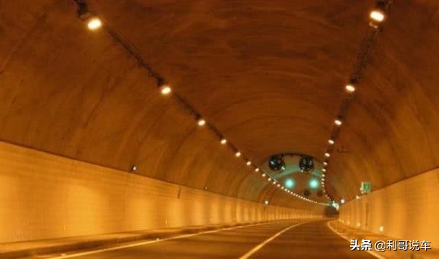 高速问号加灯泡什么意思,高速公路灯泡标志是什么意思