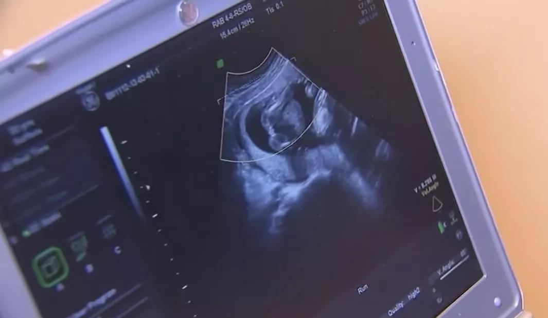 强奸*伦乱**怀孕不准堕胎，这是哪门子法律？