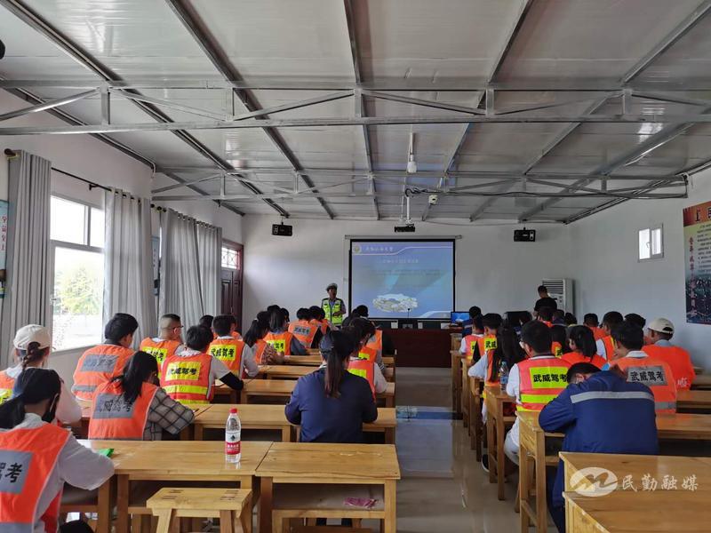 民勤交警开展交通安全警示教育,交警夏季道路交通安全宣传工作