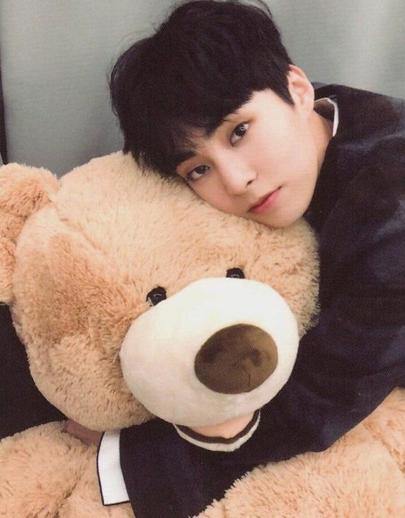 exo金珉锡被前同学揭秘,金珉锡吃摩卡面包上热搜