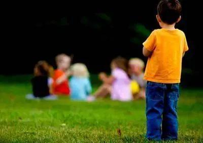 孩子在家不出门怎么办,孩子在家很活泼去学校不怎么说话