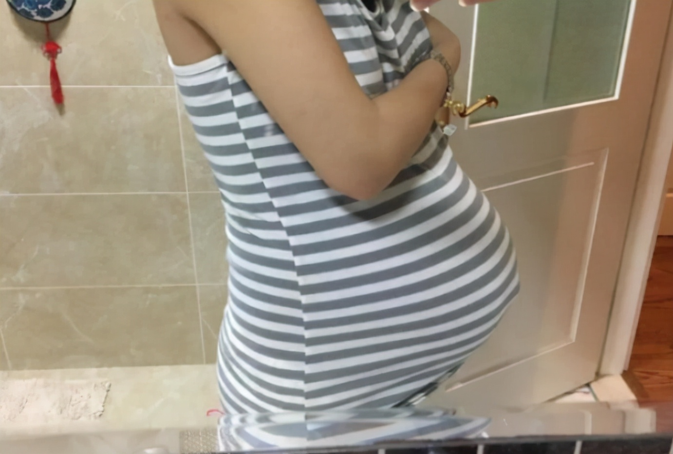 胎宝宝抠妈妈肚皮什么感觉,孕妈抠肚脐会造成胎儿脐绕颈吗