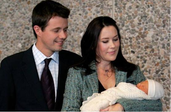 丹麦的“百年奇迹”龙凤胎8岁啦！网友：基因太好！做鬼脸都可爱