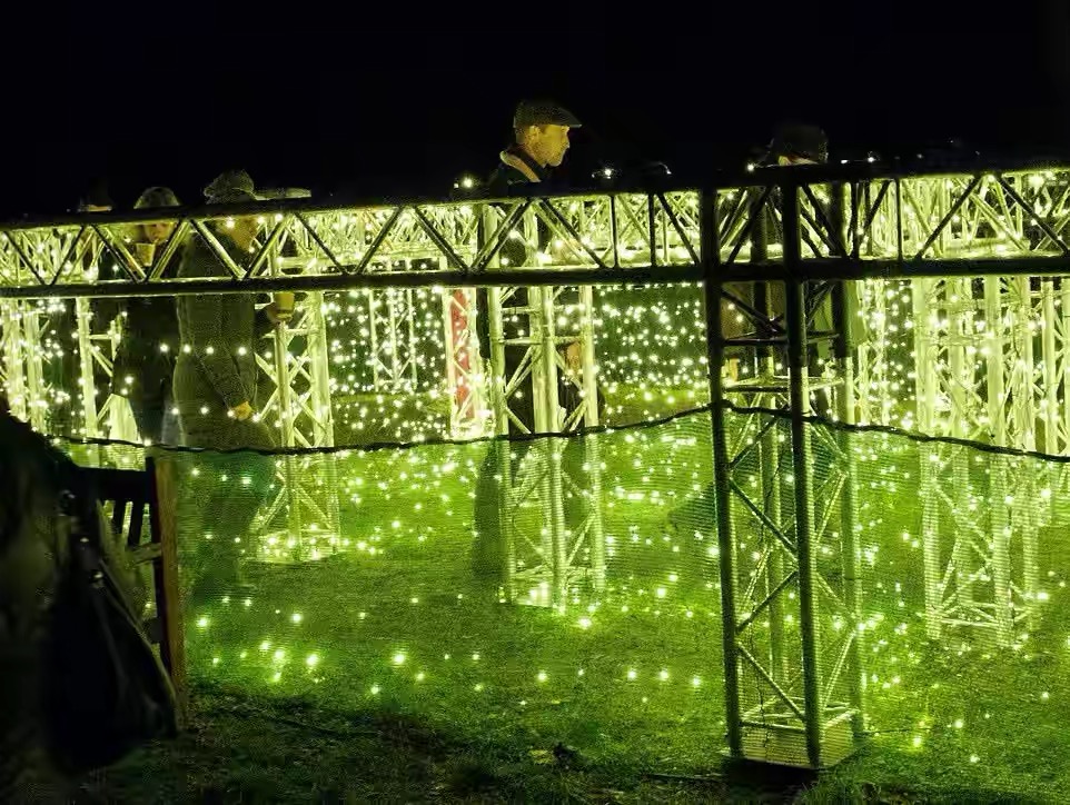 三小只随爸妈夜游记：路易坐威廉肩头笑开花，小夏美美秀长靴