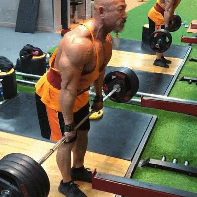 60岁大爷体重70公斤卧推110公斤,50岁大爷深蹲