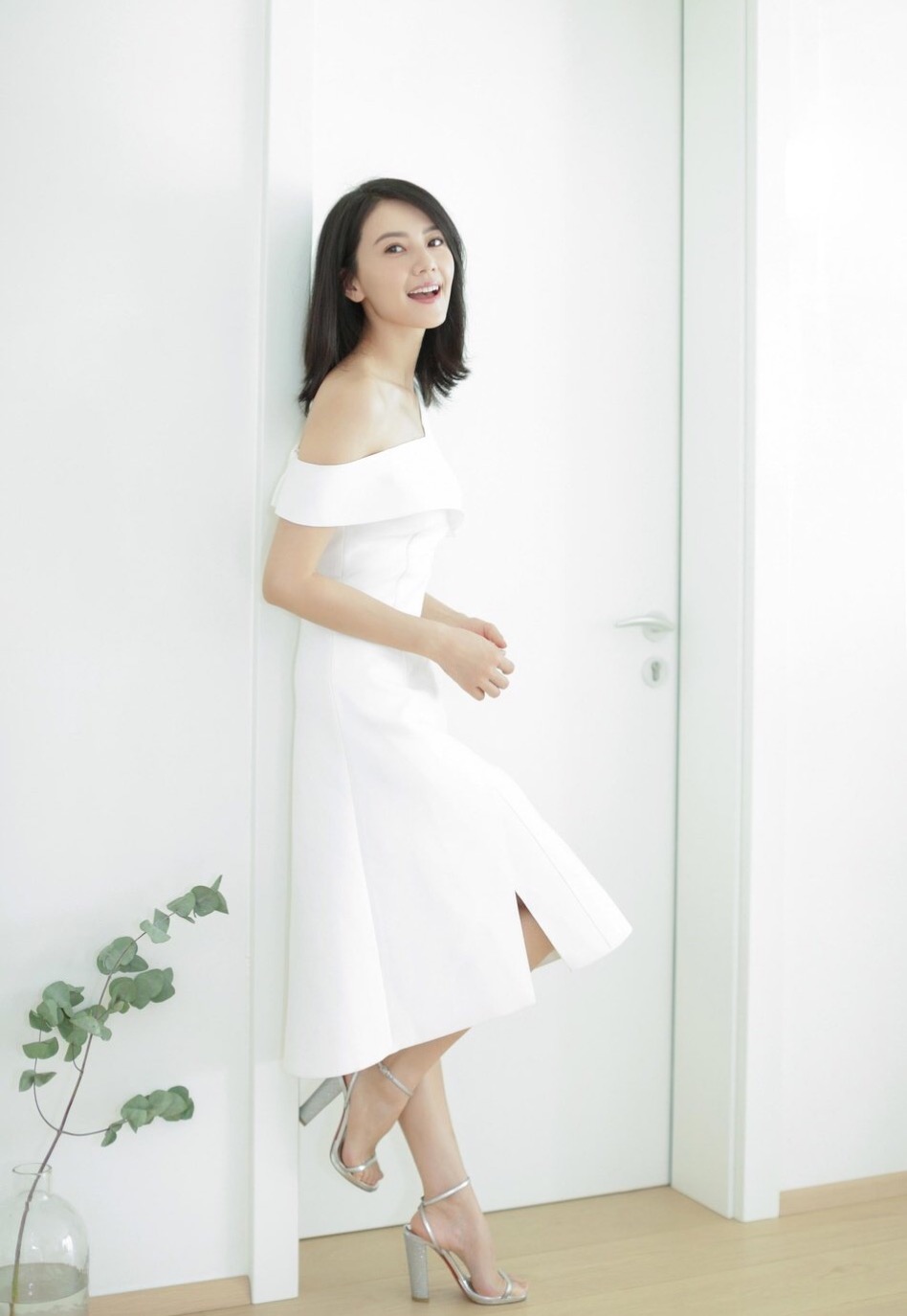 李宇春一身绿色百褶裙现身,李宇春中性风短裤