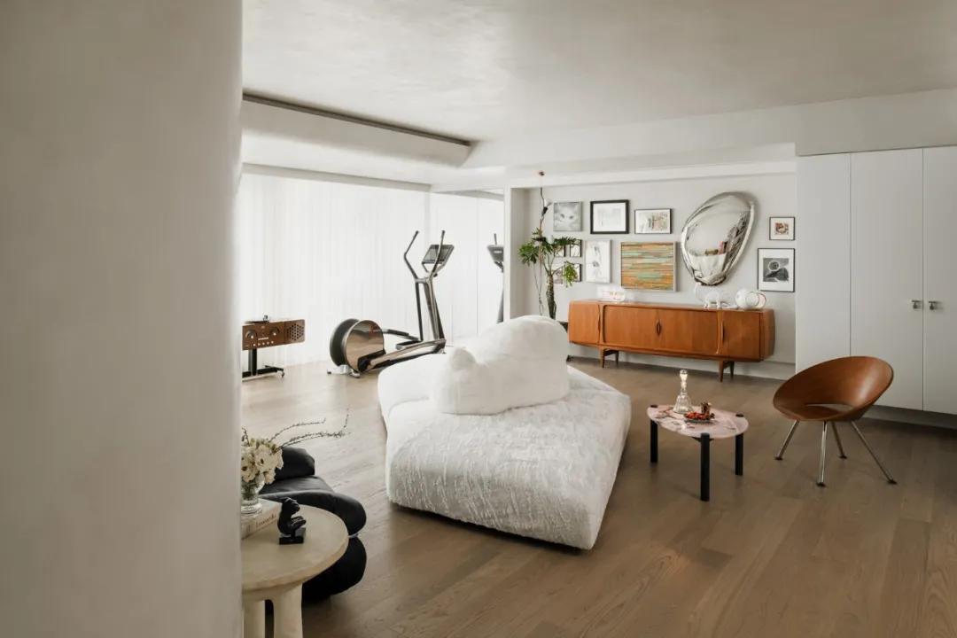 她从欧洲背回月球灯，“明明如月，何时可掇”，把家变成了艺术馆