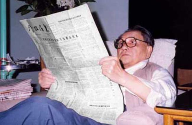 小平同志晚年，指着电视中的自己问这是谁？未见香港回归终成遗憾