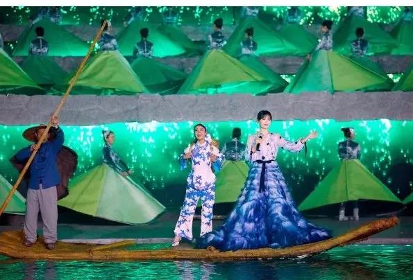 春晚时尚图鉴:热巴杨幂的红裙、王菲刷碗手套和董卿李思思的口红