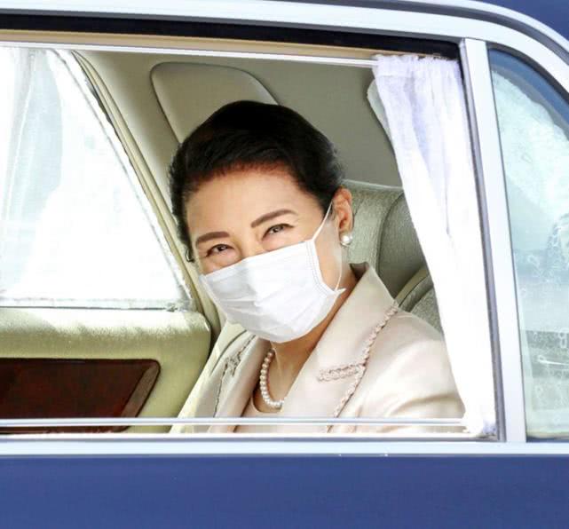 56岁雅子皇后穿杏色套装亮相,珍珠项链贵气,接管皇室养蚕事宜