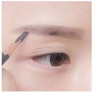 新手学习化妆需要准备什么东西,新手怎样的化妆步骤妆才不会油