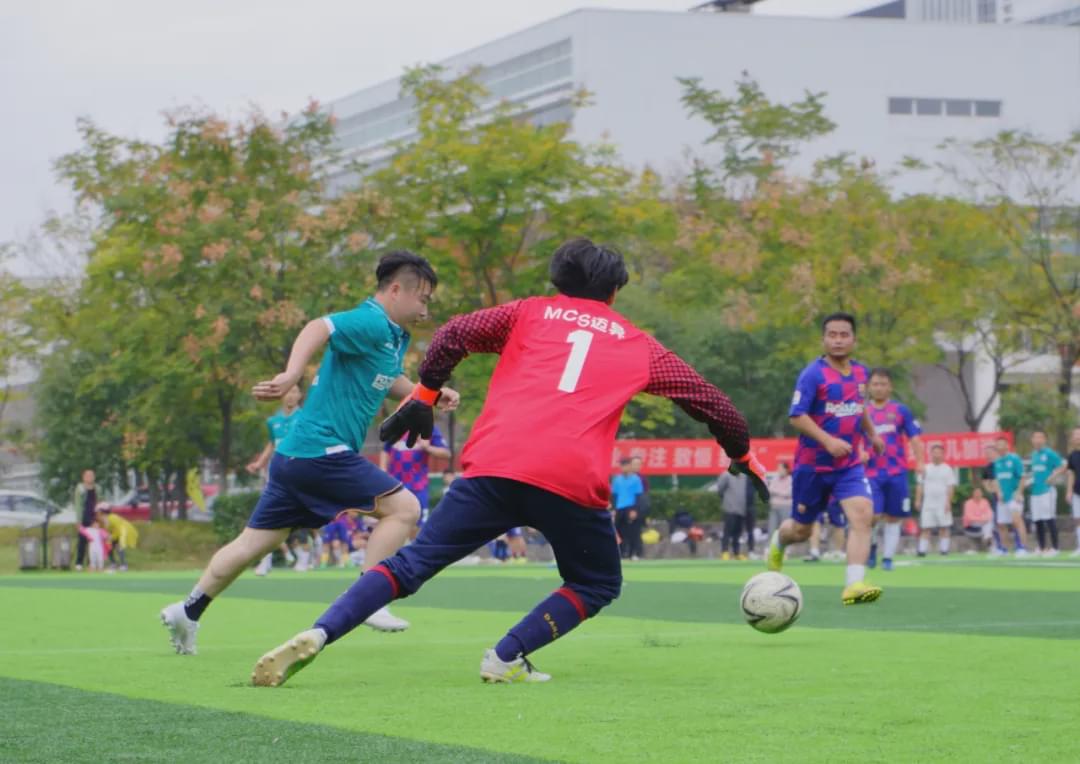 2020光谷“互联网杯”足球赛落幕,王开安会长为冠军颁奖