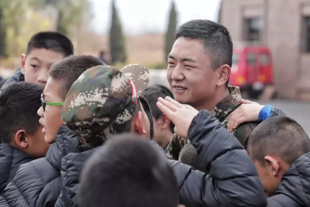 只5天时间就练出了感情——河北华夏梯队队员搂着教官依依不舍