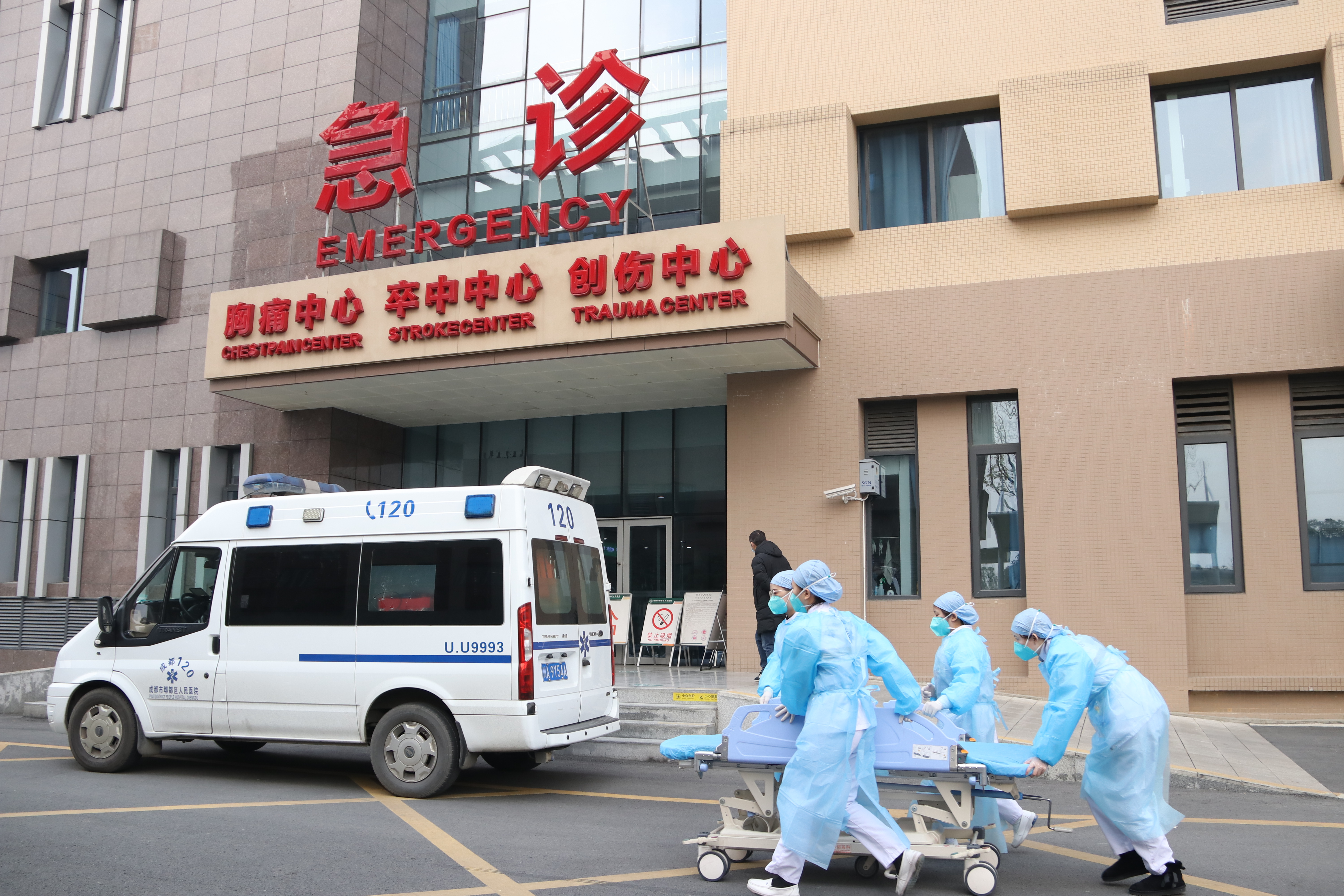 郫都区人民医院三级甲等,生死时速医护人员奔跑救人