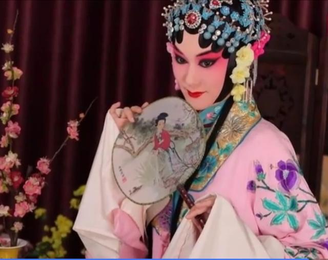 青衣恰是一朵明媚静谧的花,静静地绽放,留给人间多少永恒的凄美