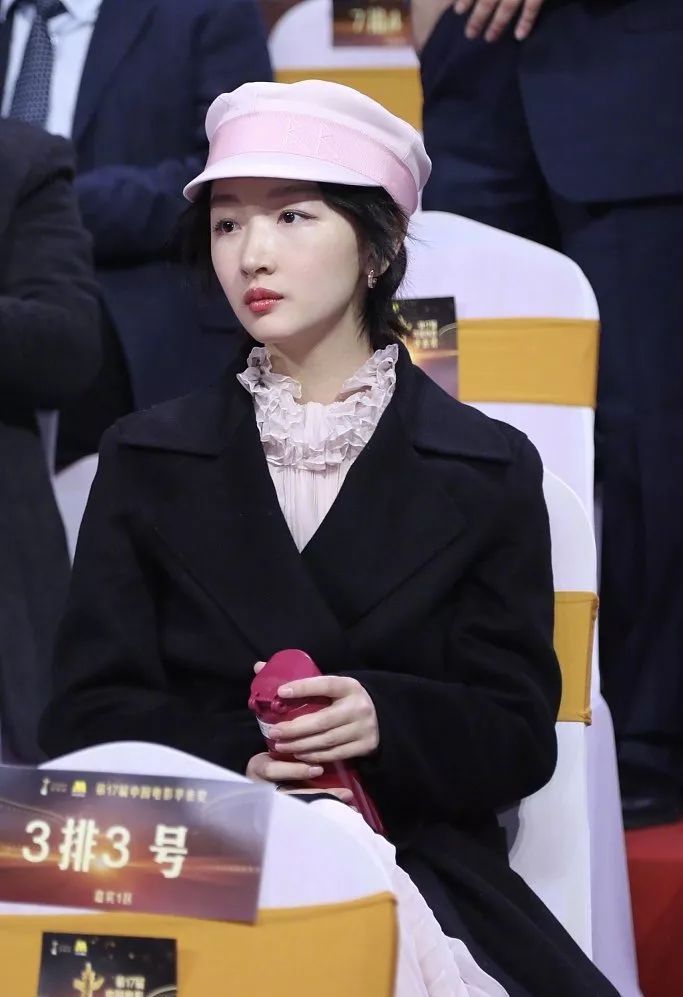 周冬雨王珞丹街拍,王珞丹秋冬穿搭