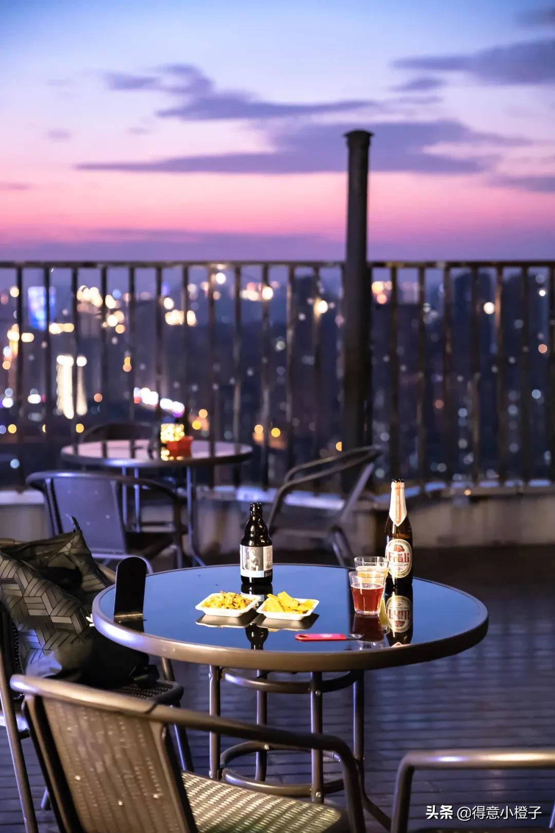 楼顶喝酒看日出,楼顶喝酒夜景视频实拍