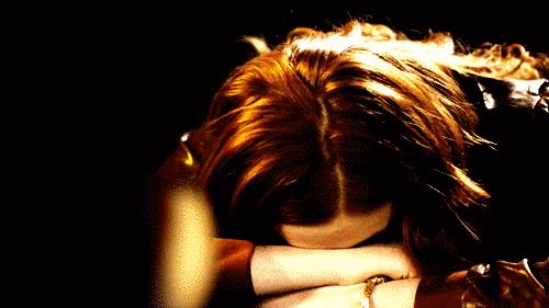 在线等，接吻时咬下女友的死皮，怎么办？