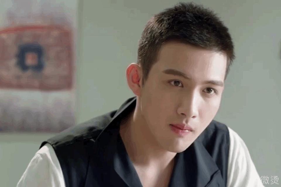 嘉行“重男轻女”,女艺人抠脚8个月,男艺人集体出逃?