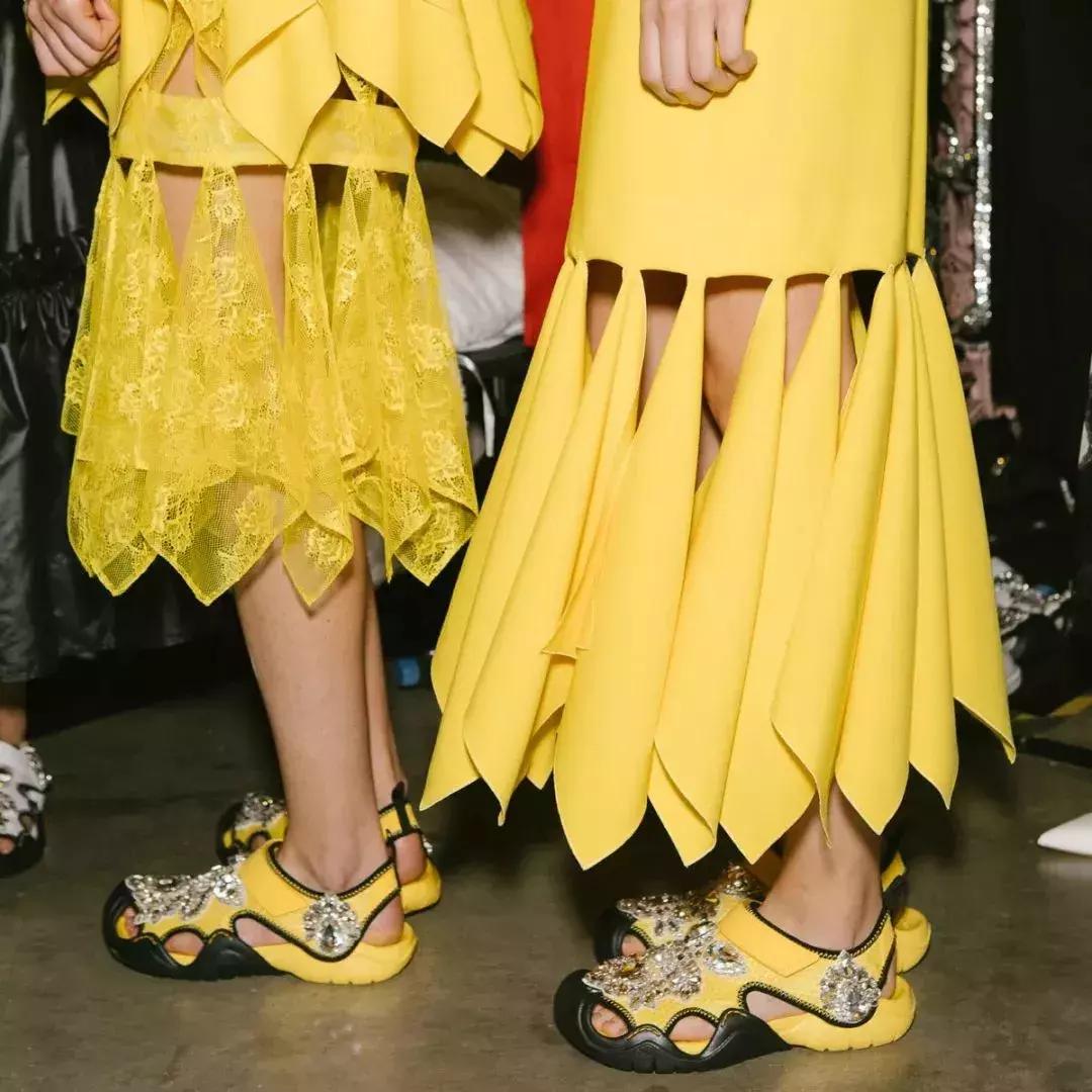 巴黎世家鞋4500元,巴黎世家的联名黄色鞋子