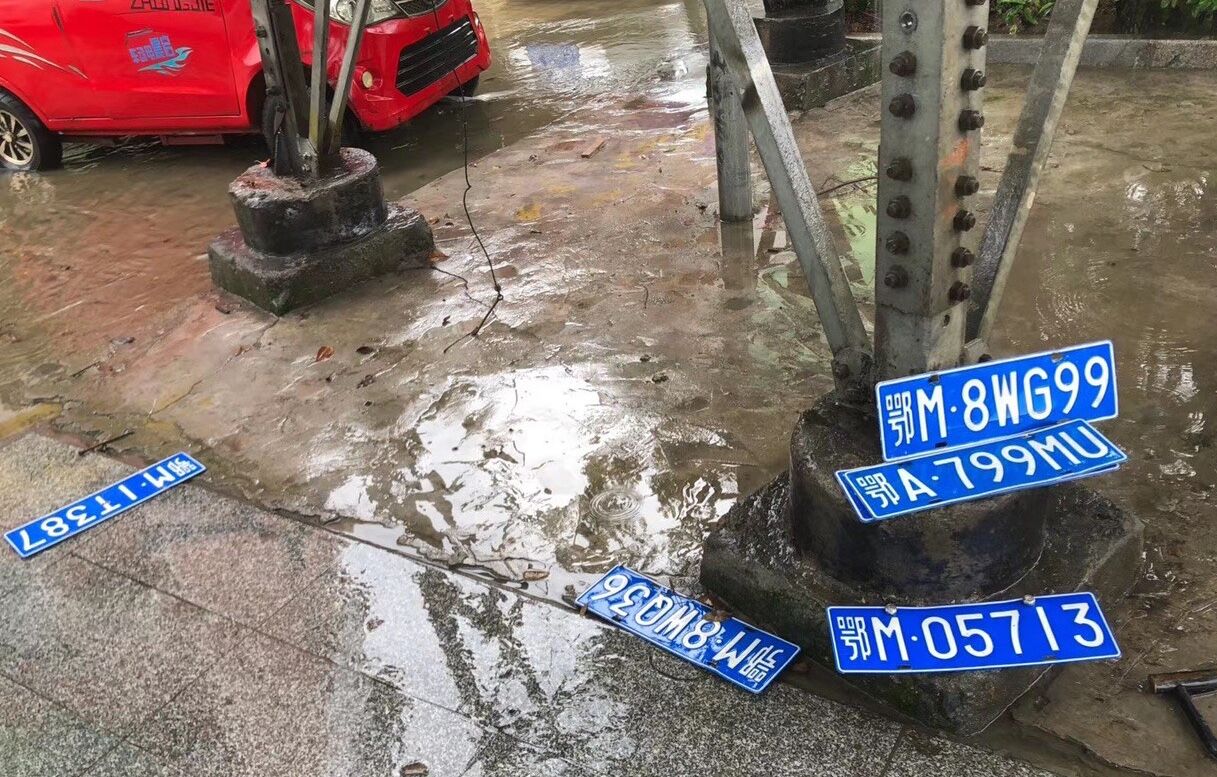 车在水里开了以后吱吱响,车在水里熄火了以后有啥影响