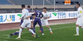 足球场上球员大规模冲突,足球赛场上冲突名场面