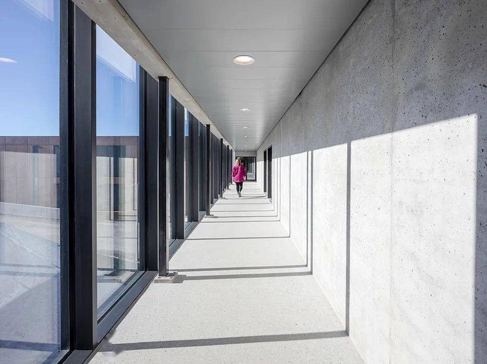 面朝大海，依山而建，这座“奢华”的监狱，到底是什么来头？