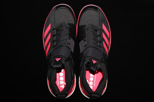 穿上就不想再脱的Q弹，阿迪达斯羽毛球鞋评测