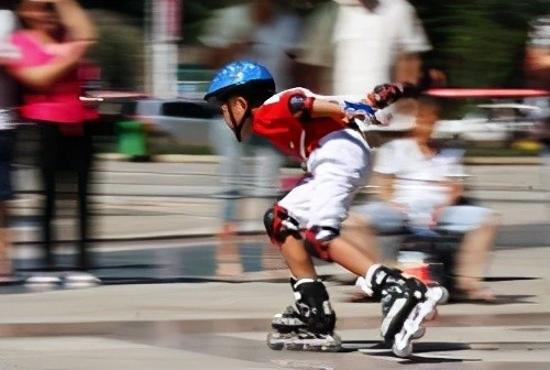 儿童轮滑入门基础教程,轮滑入门基础