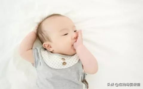 怎样给宝宝拍嗝才能让他不吐奶,宝宝嗝多总拍不出嗝怎么办