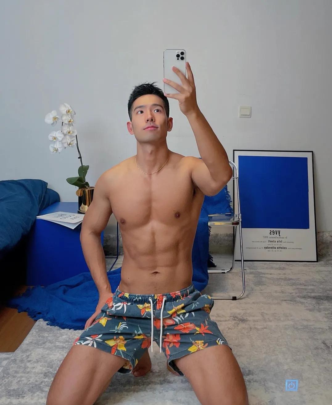 体育生肌肉身材,肌肉体育生秀腹肌