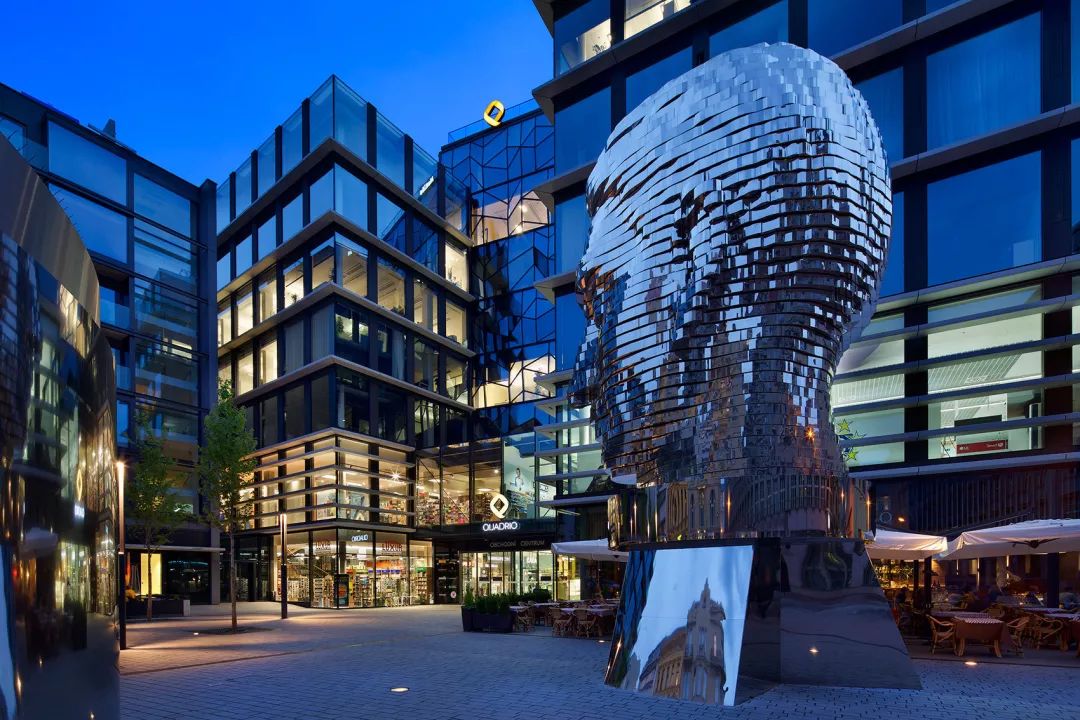 「钢·旅」疯狂布拉格：房子会跳舞、飞艇停屋顶…