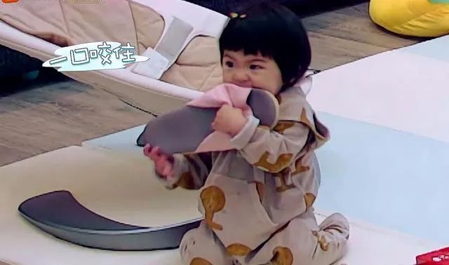 宝宝乱吃东西怎么办,宝宝乱吃东西时要不要纠正