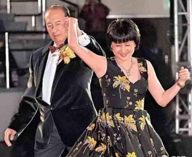 相差40岁“爷孙恋”?26岁做四太,60岁千亿家产居于幕后,是真爱？