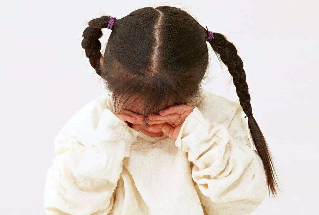 一遇到困难就崩溃，孩子“抗压能力差”的真正原因，父母该反思