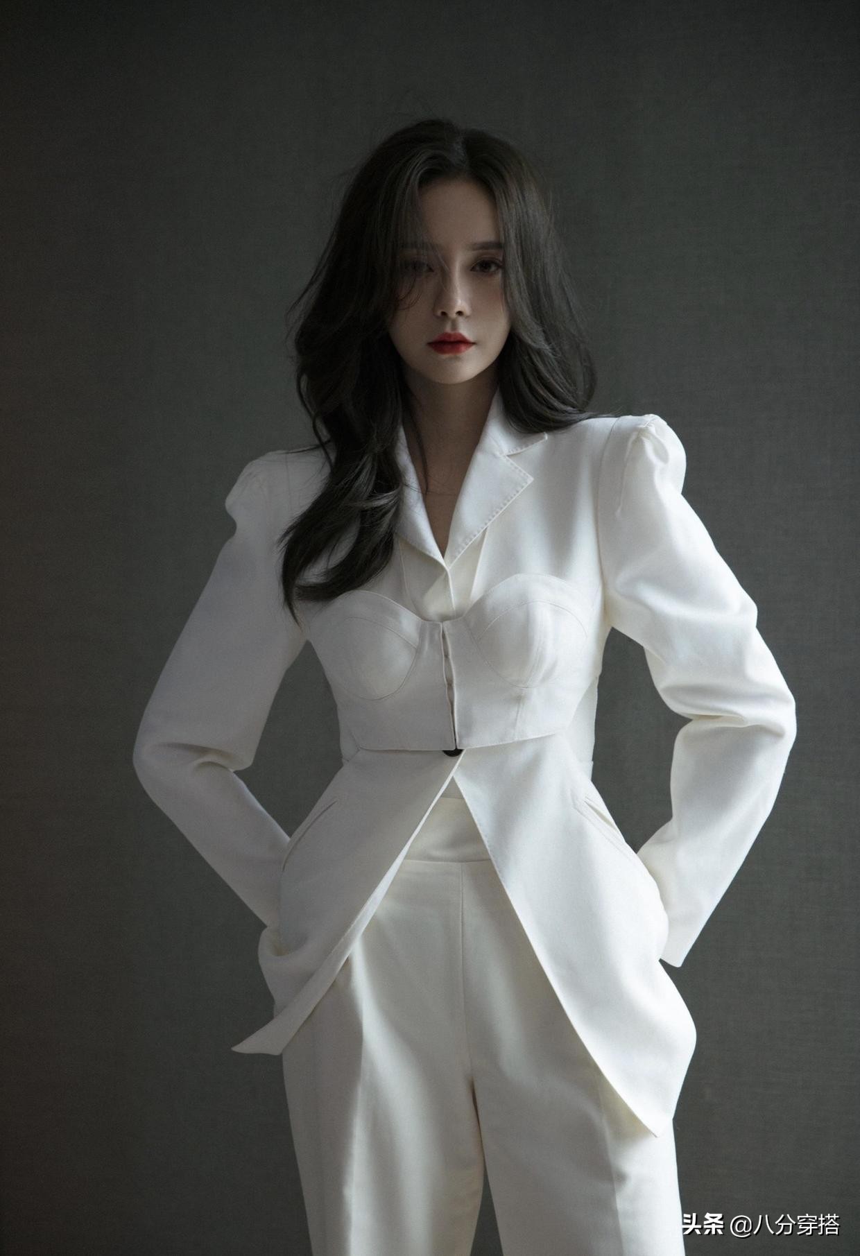 沈梦辰白衬衫黑西服配链条短裙,沈梦辰把粉色西装穿出了时尚感