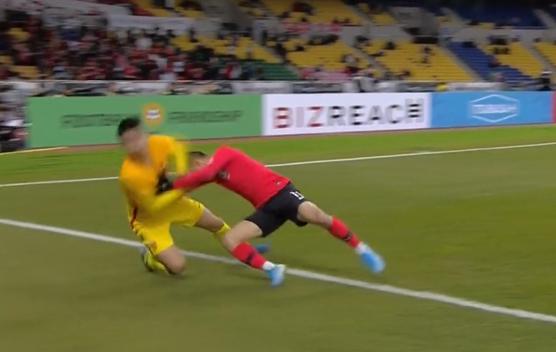 太脏了!韩国球员恶意推倒中国球员,报复心太强了