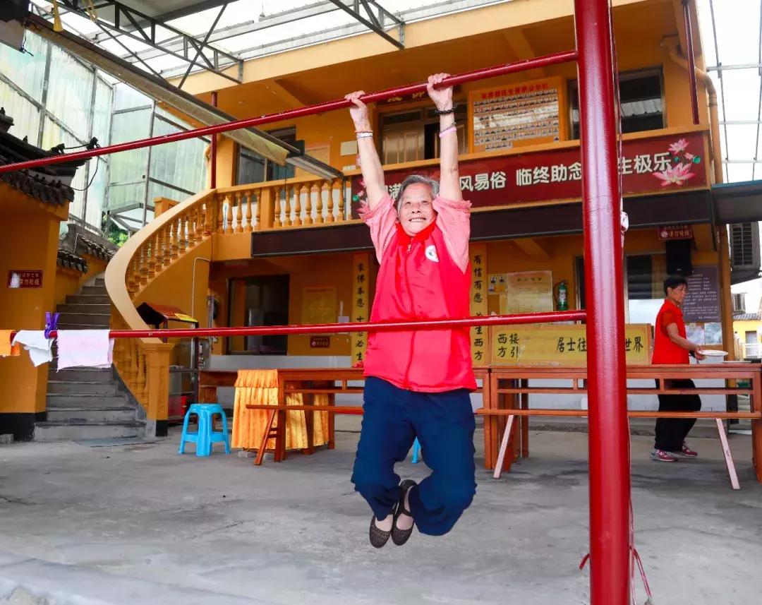 2885莲花养老：师父，入住养老院有什么条件？他说无条件，来就收