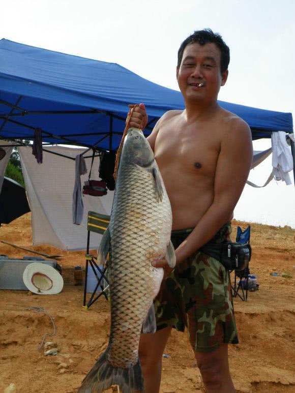 水库钓鱼怎样挂钓饵玉米粒,自制水库野钓玉米粒鱼饵